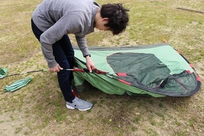 インナーテントにポールを通している様子