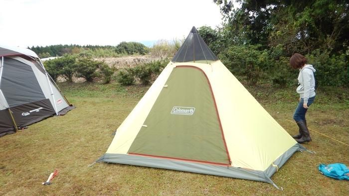 メインポールがセットされ立ち上がったテント