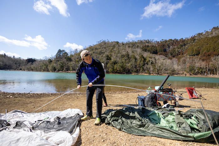 テントを立てる男性
