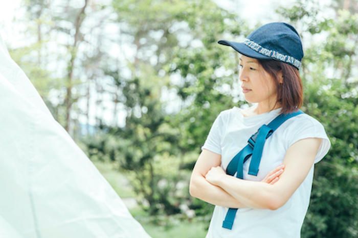 テントを立てる女性