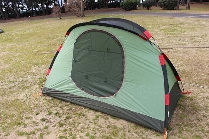 ポールを通して立ち上がったテント
