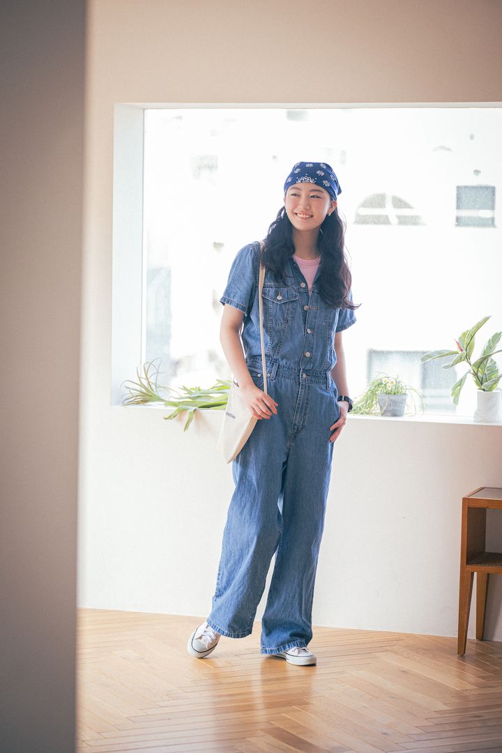 デニムにピンクの差し色ってやっぱり可愛い！《リーバイス》のオールインワンコーデ【FUDGE FRIEND おしゃれさんの毎日コーディネート vol.588｜ 栁沼芽以】