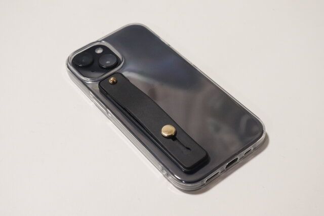 セリア スマホバンド クリア＆ブラック 着用例