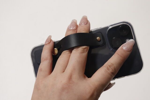 セリア スマホバンド クリア＆ブラック 使用例 手持ち