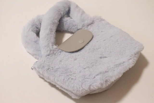 ダイソーの極ふわなエコファー舟形トートバッグ