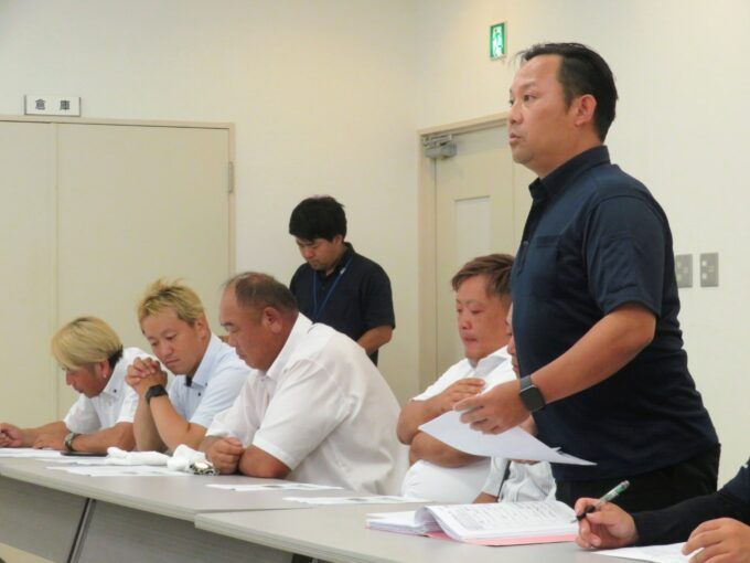  JA茨城旭村 甘藷部会の皆さんと中井川聡課長（右）