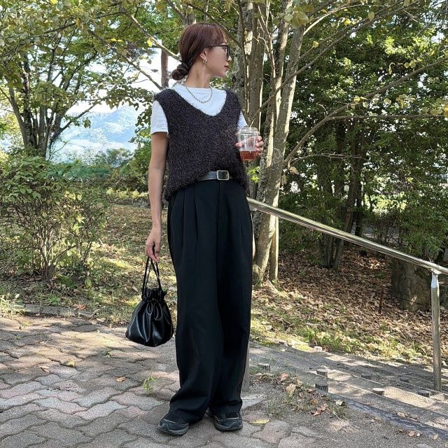 しまむらのブラックの「トンボヤーンラメVネックベスト」