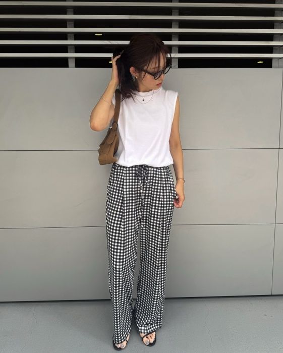 UNIQLOメンズのホワイトの「エアリズムコットンノースリーブTシャツ」