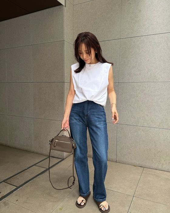 UNIQLOメンズのホワイトの「エアリズムコットンノースリーブTシャツ」