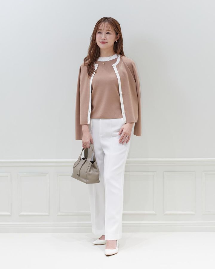 画像: ニットカーディガン￥24,200・半袖ニット￥19,800・ワイドパンツ￥38,500・バッグ￥59,950（全てAVENIRETOILE） e-shopping.m-i-d.co.jp