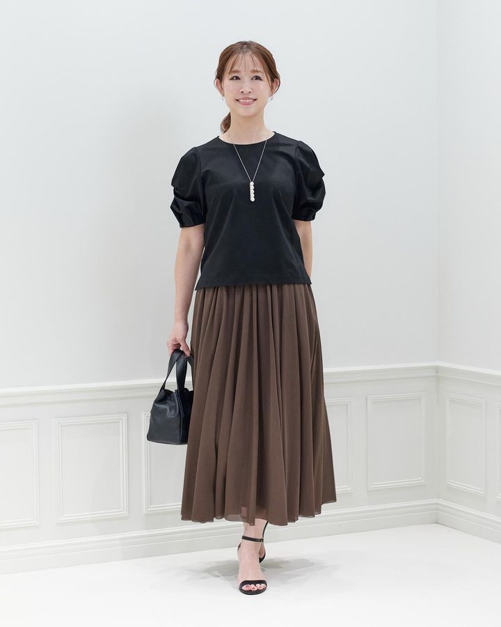 画像: トップス￥17,600・スカート￥38,500（共にBLENHEIM）、ネックレス￥8,470・バッグ￥59,950（AVENIRETOILE） e-shopping.m-i-d.co.jp