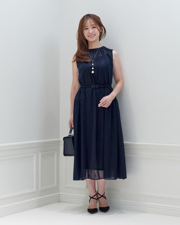 画像: ワンピース￥53,900（M-PREMIER）、ネックレス￥8,470・バッグ￥61,600（AVENIRETOILE）、 e-shopping.m-i-d.co.jp