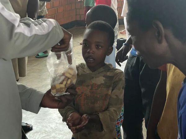 広島県三次市の児童が開発した石けんをルワンダへ。現地で“命を守る手洗い”を伝授