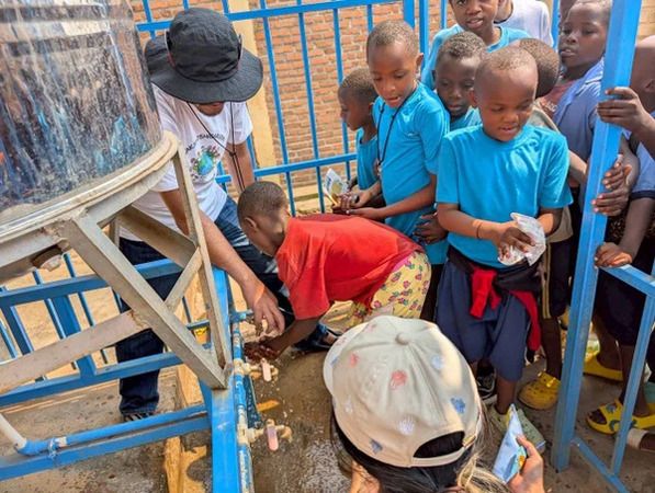 広島県三次市の児童が開発した石けんをルワンダへ。現地で“命を守る手洗い”を伝授
