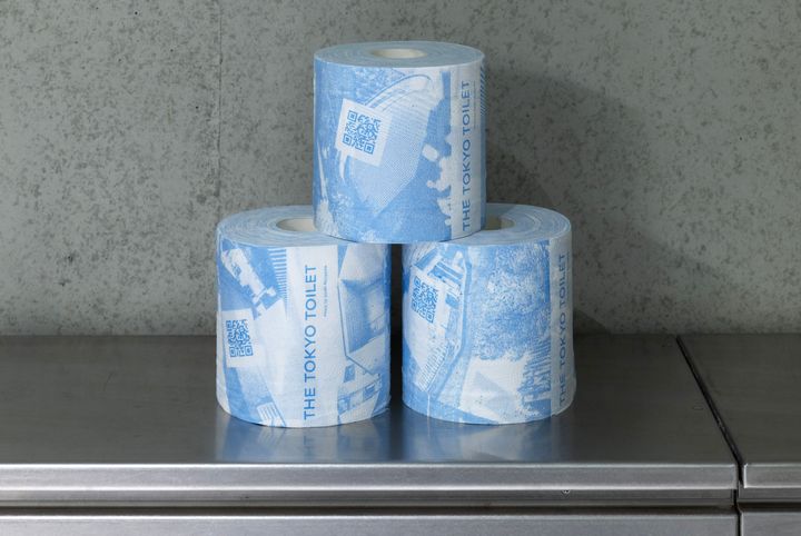 同氏による写真がプリントされたスペシャルなトイレットペーパー