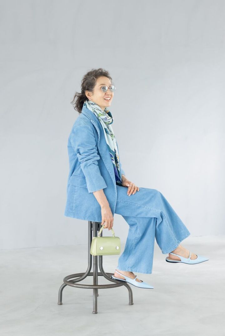 ジャケット¥74,800、パンツ¥46,200／ともにベイジ,（オンワード樫山 お客様相談室）、サングラス¥49,500 ／アヤメ（コンティニュエ）、ピアス¥396,000、リング（人さし指）¥41,800、リング（薬指）¥677,600／すべてジョージ ジェンセン（ジョージジェンセン ジャパン）、ストール¥16,500 ／マニプリ、バッグ¥89,000／アールエスヴィピー パリ（クイーポ）、シューズ¥104,500 ／ セルジオ ロッシ（セルジオ ロッシ ジャパン カスタマーサービス）