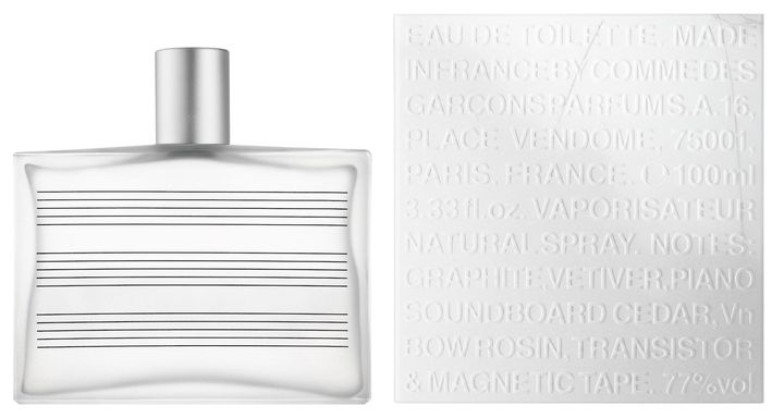 フレグランスのフロントには五線譜をデザインし、音楽とのつながりを表している。マックス リヒター 01 100ml ￥24,200（9月12日より阪急うめだ本店 コム デ ギャルソン パルファム先行、10月初旬より順次取り扱い店舗にて発売）