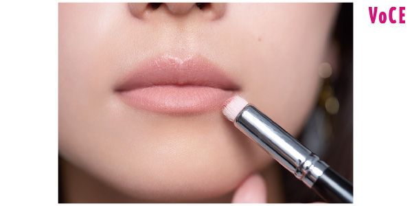 【A】のリップをドーム形ブラシに取り、輪郭より大きめに均一にのせる。その上から軽く。圧をかけつつ直塗りしてむっちりとした質感をメイク。