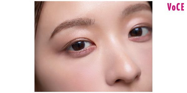 リップのクールなこなれ感を消さないように、ほかのパーツにも甘い色は使わない。そのぶん、下まぶたと頰の高い位置にクールトーンの血色を宿し、微量の可愛げを。