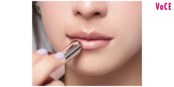 【C】で本来より少し輪郭が大きくなるように唇を縁取り、【A】を数回重ねてムチっとしたツヤを引き出す。