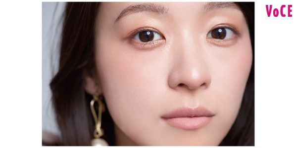 まぶたと頰もリップと同じトーンで揃えることで、まろやかな血色感をまとわせて。高い位置にのせたチークが引き上げ効果を発揮するから、淡い色のワントーンでものっぺり見えない。