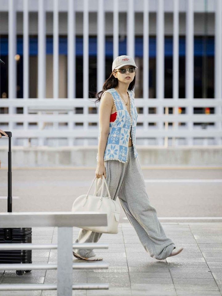 画像: 【BLACKPINK ジェニー】赤ブラで進化系Y2Kルックに