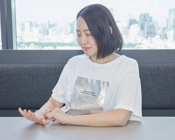 画像: マグネットネイルやミラーネイル、フラッシュネイルのような、角度によって光り方が変わるニュアンス系のデザインが今の成田さんの一押しとのこと。「日頃からアート鑑賞や美術館に行くのが好きなので、そこで新しいネイルのアイディアをインプットしたり、SNSで見たデザインに、私らしいアレンジを加えてお客様にご提案しています」