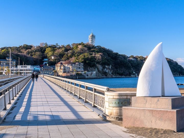 大東建託は、神奈川県に住む20歳以上の男女を対象に居住満足度調査を行い、「いい部屋ネット 街の幸福度（駅）ランキング2025＜神奈川県版＞」として発表しました。神奈川県民が選ぶ「街の幸福度」ランキング（駅）で、2位は「片瀬江ノ島」、1位は？