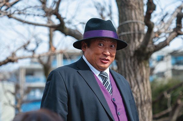 Prime Video『笑ゥせぇるすまん』 宮藤官九郎、マギー、細川徹、岩崎う大（かもめんたる）という人気脚本家を迎え、全12話の新たな『笑ゥせぇるすまん』が誕生。出演/秋山竜次、山本耕史、中川大志、仲間由紀恵ほか Prime Videoにて全話独占配信中。Ⓒ藤子スタジオ/TV TOKYO