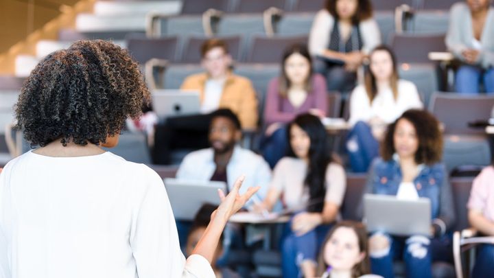 自分が公平だと思っている人も影響から逃れられない