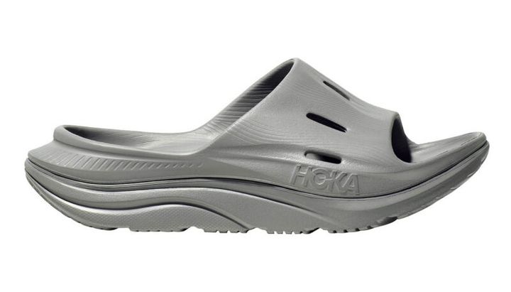 「オラ リカバリー スライド 3」［ヒール3cm］9900円（ホカ®／デッカーズジャパン）