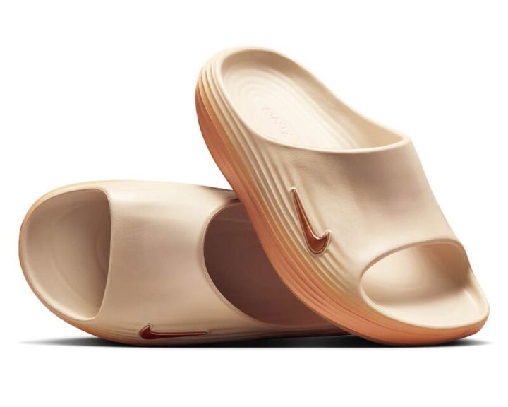 「リジュビネイト」［ヒール約4.5cm］8800円（ナイキ スポーツウェア／ナイキ カスタマーサービス）