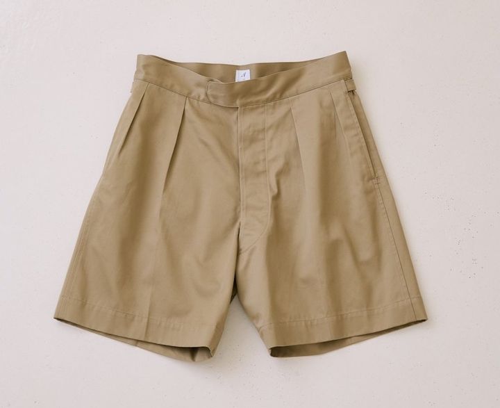 グレーのスウェットは、パールネックレスでレディな趣きを楽しむ【FUDGE dig.｜大人のチノハーフパンツ着回し計画- 04】