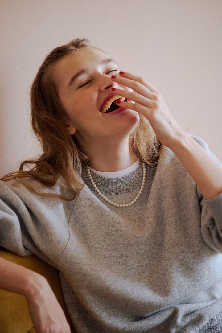 グレーのスウェットは、パールネックレスでレディな趣きを楽しむ【FUDGE dig.｜大人のチノハーフパンツ着回し計画- 04】