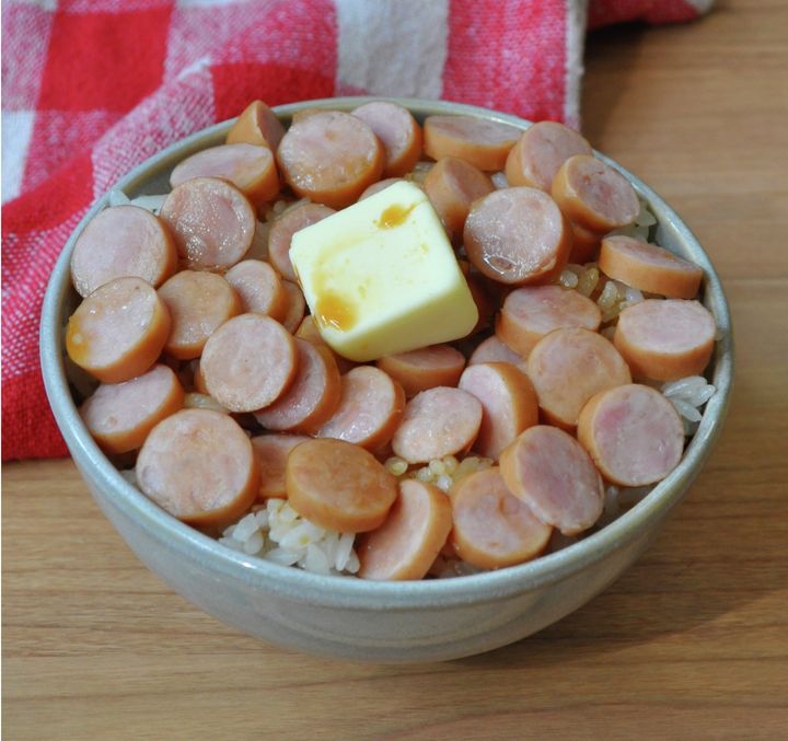 「燻製屋熟成ウインナーのバター醤油混ぜご飯」（丸大食品の公式Xアカウントより）