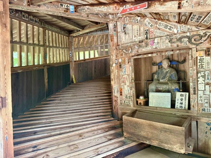 会津さざえ堂 入ってすぐのスロープ