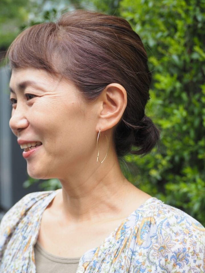 ゴールドのフープピアス