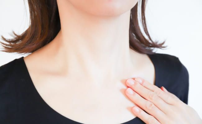 女性の首元