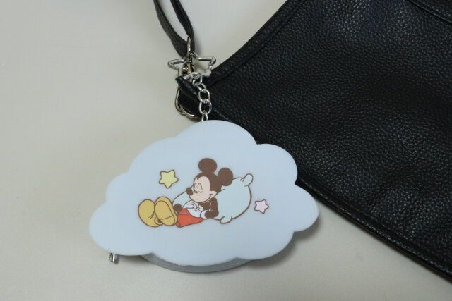 ダイソーのシリコーンポーチ（ミッキー／ミニー）DC9をカバンに付ける