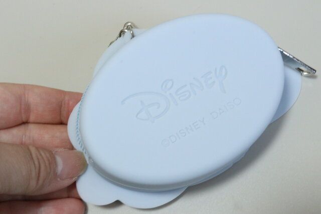 ダイソーのシリコーンポーチ（ミッキー／ミニー）DC9の裏面