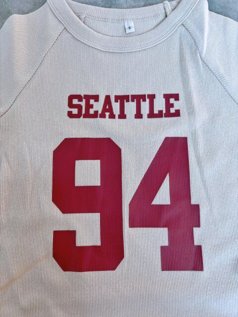 coca テレコリブロゴTシャツ ライトベージュのロゴカラー ボルドーカラー