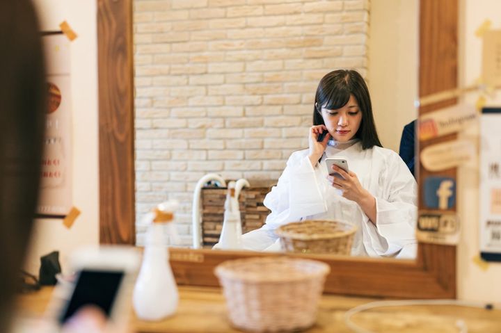 美容室で施術中にスマホを操作するのは失礼？（画像はイメージ）