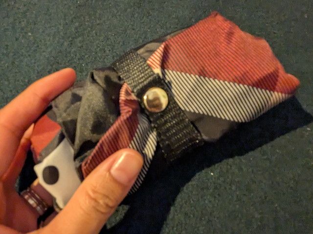 折りたたみ時はスナップ留めでコンパクトに