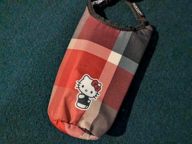 チェック柄ボトルケース外観（キティのワンポイント）