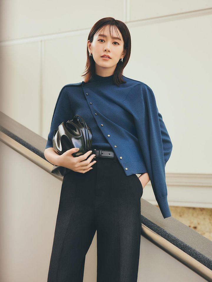 画像: 【プラステ】メリノウールブレンドメタルボタンカーディガン¥9,990、メリノウールブレンドハイネックリブセーター¥8,990、ワイドストレートジーンズ¥13,000、ギャザーショルダーバッグ¥8,990