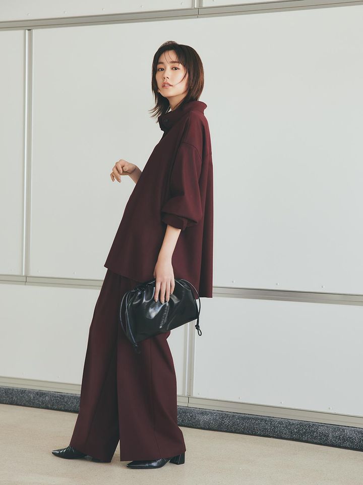 画像1: 【プラステ】2タックワイドフルレングスパンツ¥13,000、スタンドカラーシャツ¥12,000、ギャザーショルダーバッグ¥8,990、ギャザーヒールパンプス¥11,000