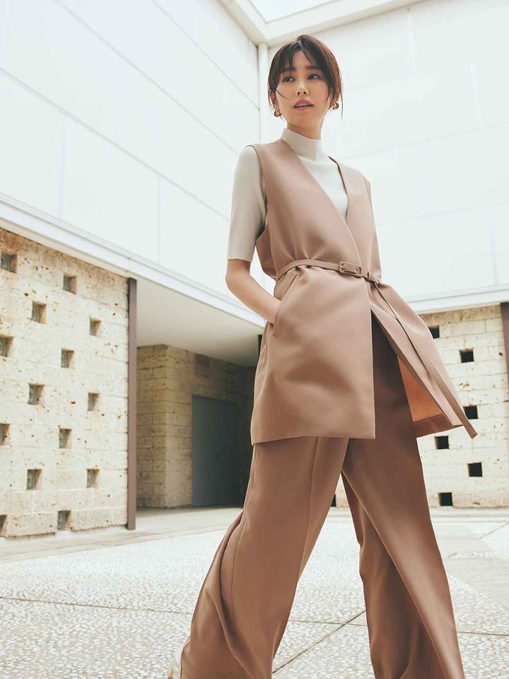 画像: 【プラステ】ストレッチツイル2タックワイドフルレングスパンツ¥13,000、ストレッチツイルベルテッドジレ¥17,000、メリノウールブレンドハイネックリブセーター¥8,990