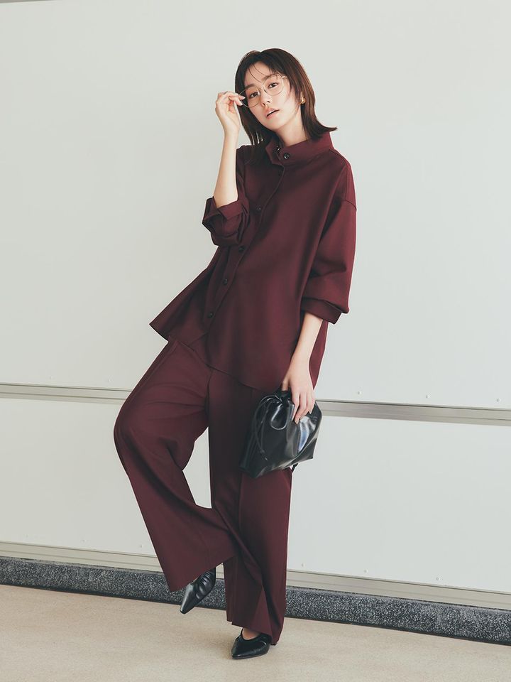 画像2: 【プラステ】2タックワイドフルレングスパンツ¥13,000、スタンドカラーシャツ¥12,000、ギャザーショルダーバッグ¥8,990、ギャザーヒールパンプス¥11,000