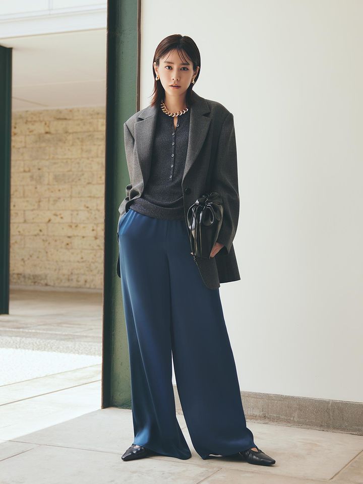 画像: 【プラステ】トリアセサテンフルレングスイージーパンツ¥14,000、オーバーサイズテーラードジャケット¥24,000、ラメシアーリブヘンリーネックセーター¥9,990、ギャザーショルダーバッグ¥8,990、ギャザーヒールパンプス¥11,000