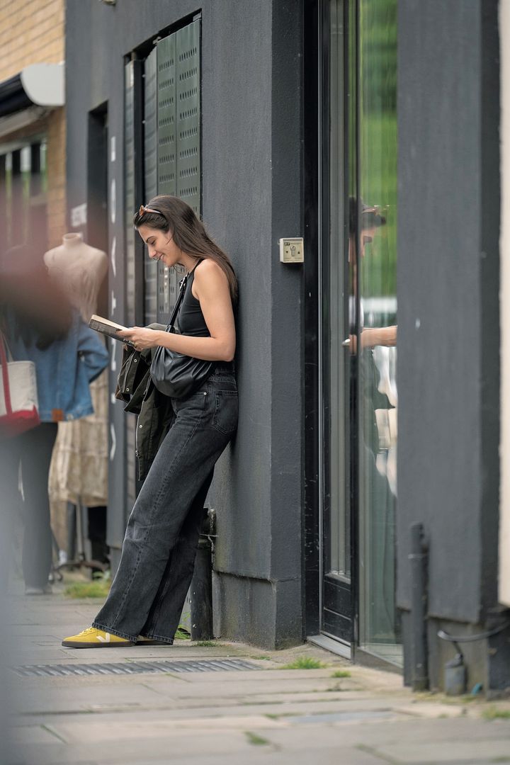 素材にこだわったオールブラックコーデはメリハリがあってスタイリッシュ